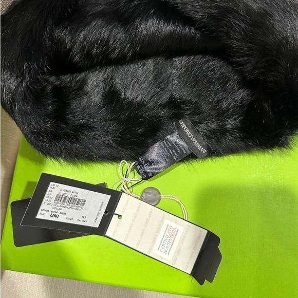 🖤Armani NWT Rabbit Fur Collar Scarf - Picture 8 of 9
